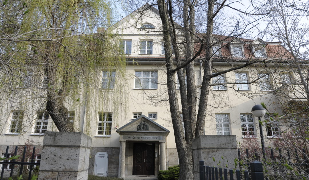 Ansicht des Gebäudes der Forschungsstation für Quartärpaläontologie Weimar im Frühling