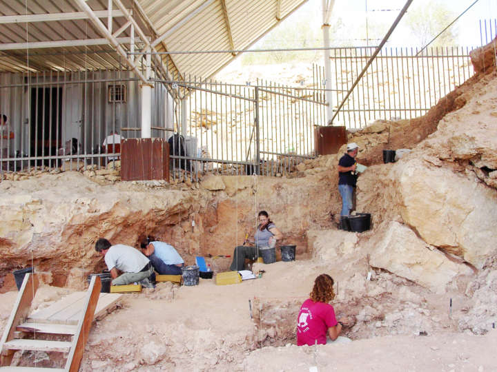 Blick auf die Grabung bei der spätmittelpleistozänen Höhlenruine Qesem/Israel