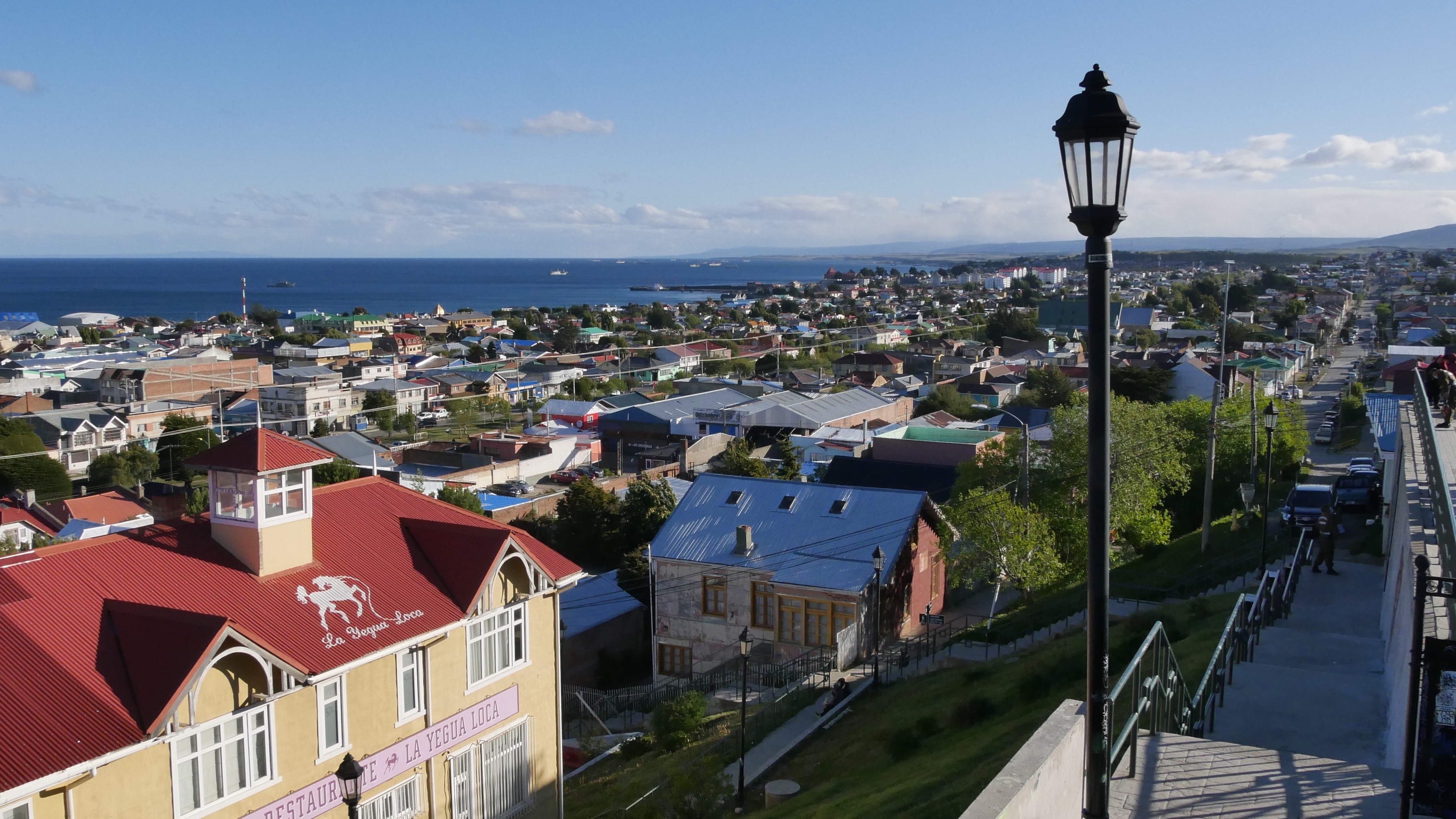 Abb. 1: Blick vom Aussichtspunkt im Norden von Punta Arenas nach Südosten.