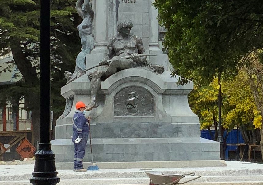 „Zehenkuss“ an der Statue Ferdinand Magellans im Park von Punta Arenas.