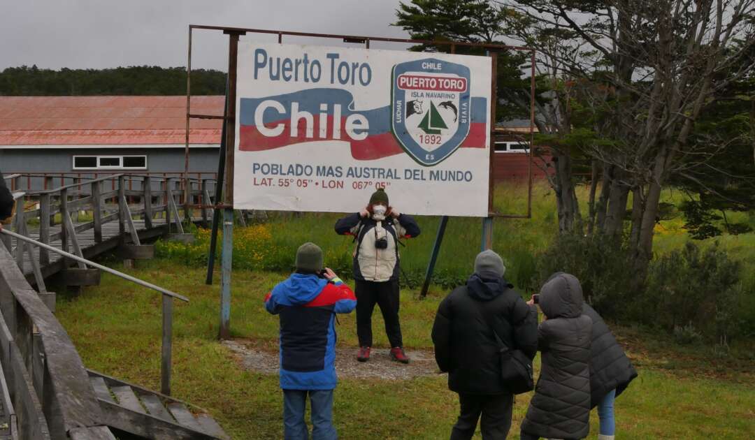 Abb. 9 55 Grad südlicher Breite: Die Frisur sitzt. Puerto Toro ist, abgesehen von antarktischen Forschungsstationen, die südlichste Siedlung der Welt. Das Plakat ein beliebtes Fotomotiv.