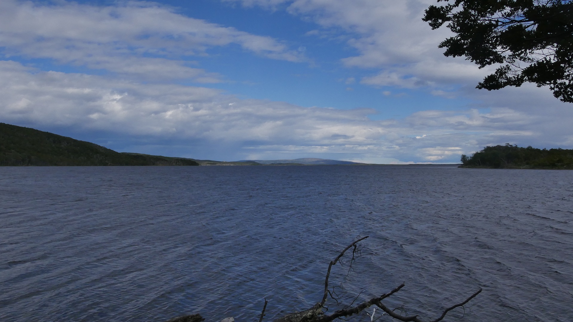 Blick auf den nordöstlichen Teil des riesigen Lago Windhond. In der Südhälfte der Isla Navarino gibt es nur noch flache Hügel.