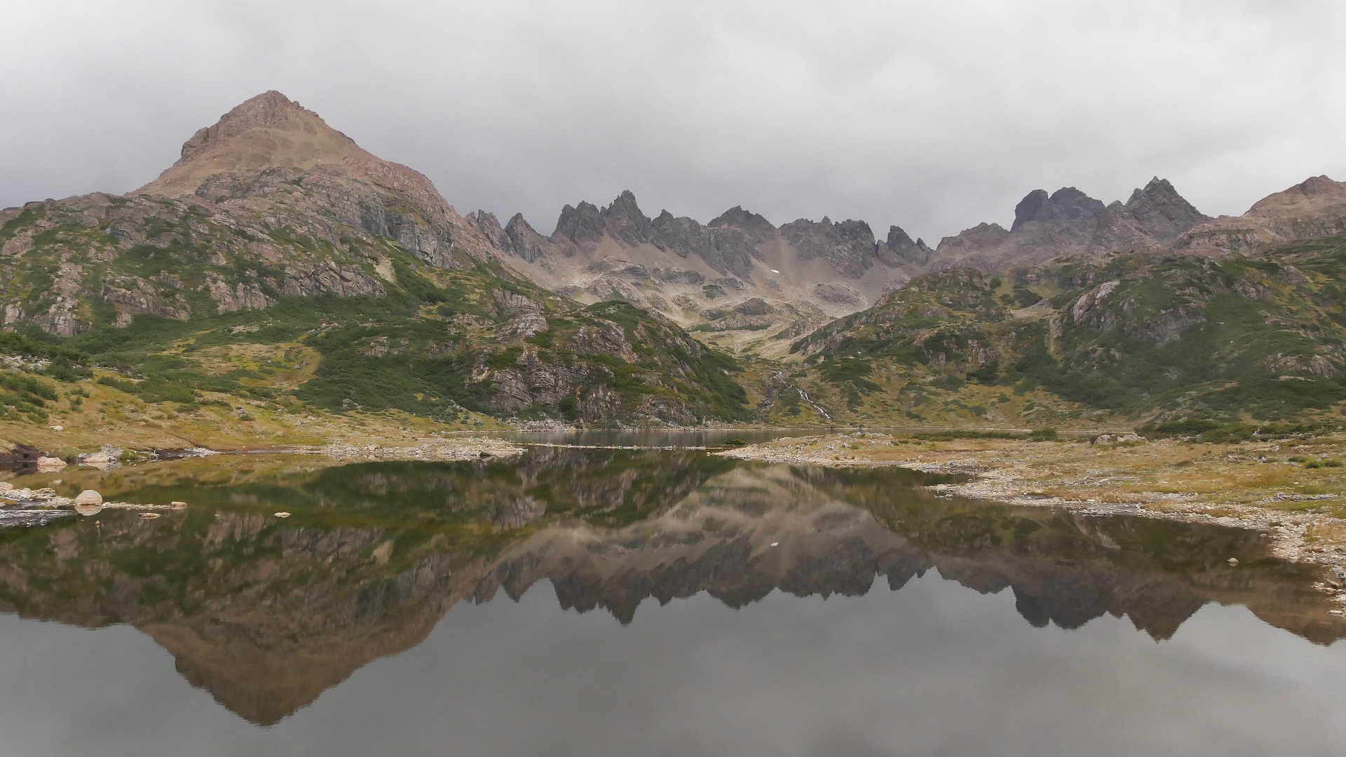 Windstille vor dem Regen: Die östlichen Ausläufer der Dientes de Navarino spiegeln sich in einem namenlosen Bergsee.