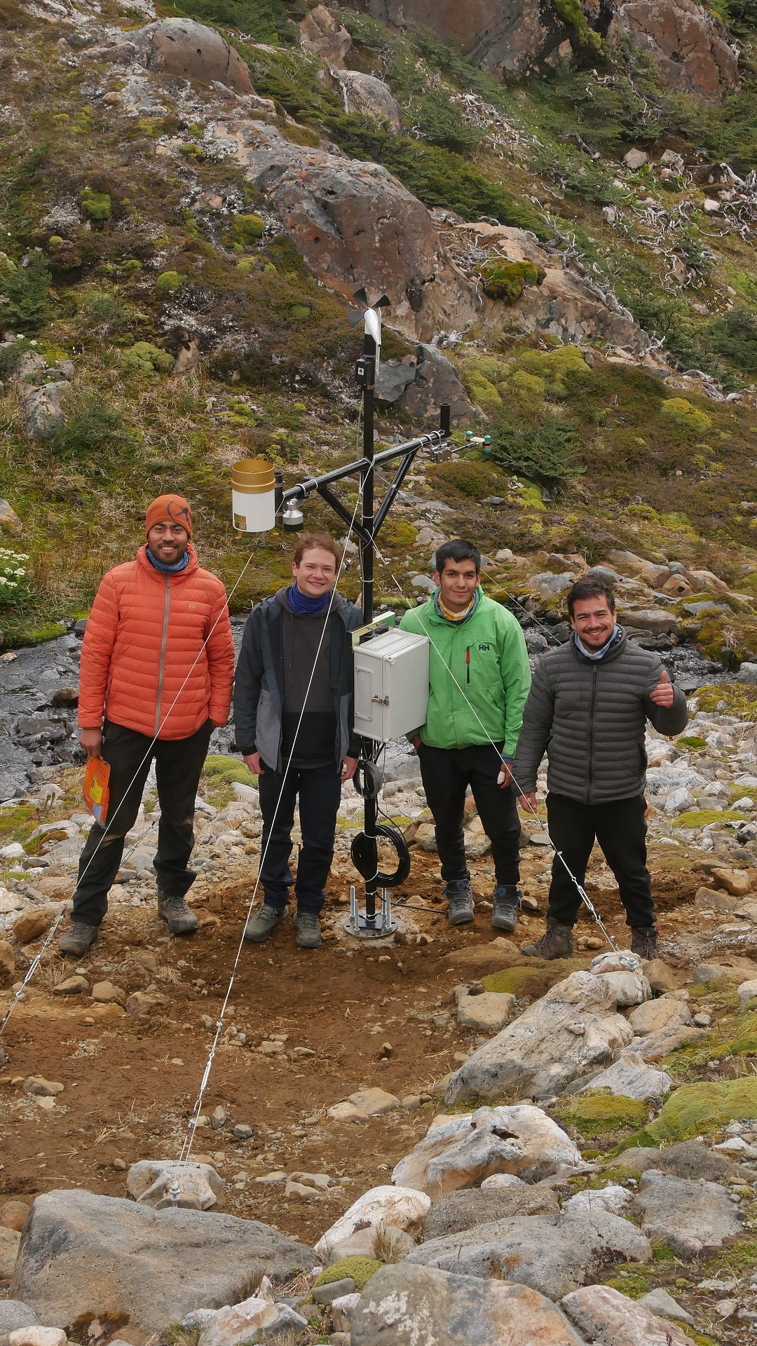 Die mit Solarstrom versorgte Anlage ist installiert, Ingenieur Camilo (ganz rechts) und die Crew (Javier, Matías, Esteban v.l.n.r.) glücklich.